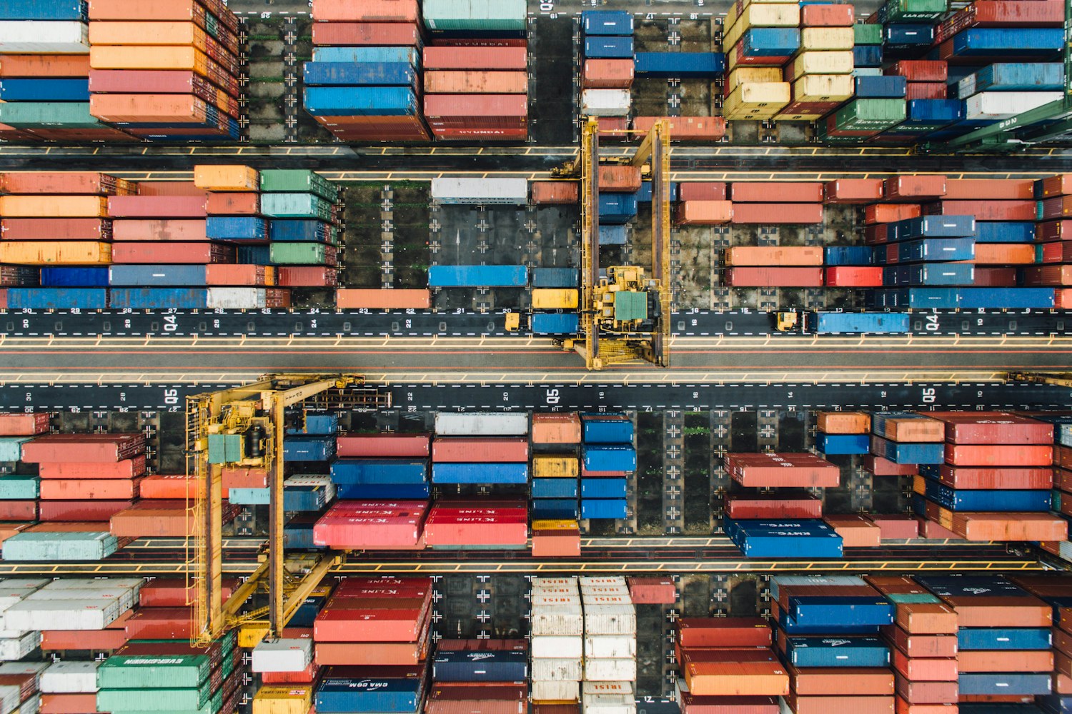 Container in un porto commerciale europeo